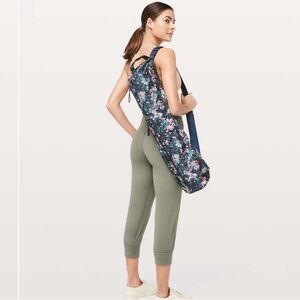 Lululemon Get Rolling Yoga Mat Bag *17L
Dappled Daze Multi